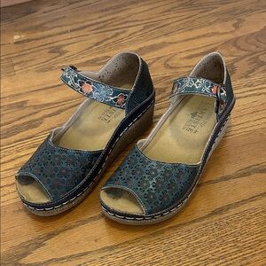 L’Artiste Spring Step Delphia Sandal Women’s 37 Teal and Floral Wedge Eyelet